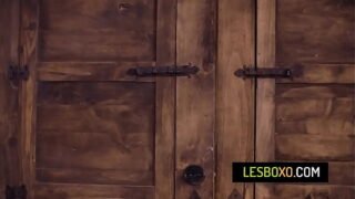 Curvy Hot babe gets her pussy fingered by stepdaughter and bff