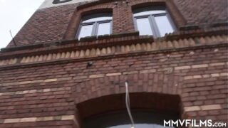 Sexy blonde babe gets facialized by a worker